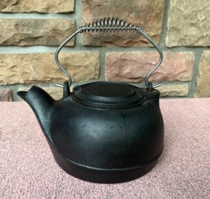 lot 27 image: Vintage Cast Iron(Lodge) Water Tea Pot Kettle...