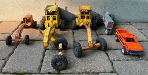 lot 16 image: Vintage Ertl Nylint Structo Tonka Toy Collectible 1960s Steel Road Grader Scraper(Detached Wheels), Road Grader(No Blade), Nylint 4x4 Truck Tractor Pressed Steel Etc