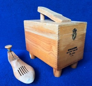 lot 26 image: Vintage Esquire Shoe Shining Dovetail Box w.Accessories