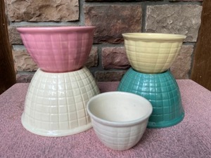 lot 31 image: Vintage RRP Co Roseville Nested Bowls Pastel Beehive Pattern