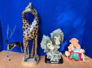 lot 46 image: Collectable Wildlife Table DeCor Hand-Carved Giraffes, Meerchi Double Lion Head Bust, Art Glass Deer