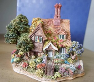 lot 25 image: Collectible Retired Large Model with DeedBox Lilliput Lane Collectible Cottages L2125 Shades of Summer