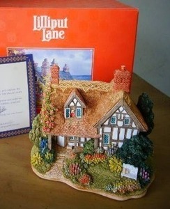 lot 28 image: Collectible Retired Large Model with DeedBox Lilliput LaneGolden Memories #L2139