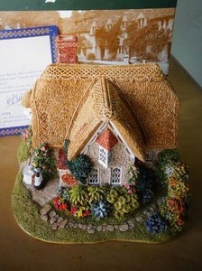 lot 30 image: Collectible Retired Large Model with DeedBox Lilliput Lane Strawberry Teas #L2158