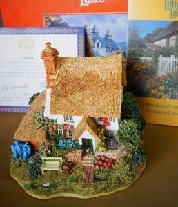 lot 31 image: Collectible Retired Large Model with DeedPamphletBox Lilliput Lane Puddle Duck #L2136