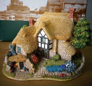 lot 32 image: Collectible Retired Large Model with DeedBox Lilliput Lane The Nineteenth Hole #L2409