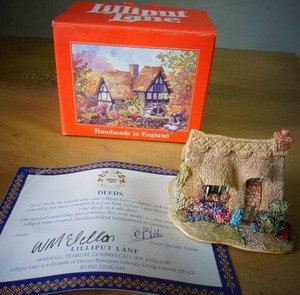 lot 33 image: Collectible Retired Model with DeedBox Lilliput Lane Sweet William #L2046
