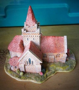 lot 34 image: Collectible Retired Large Model with DeedBox Lilliput Lane Crathie Church Balmoral #L2048