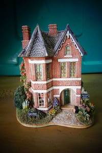 lot 35 image: Collectible Retired Large Model with DeedBox Lilliput Lane York Gate Bed & Breakfast Collection 1998
