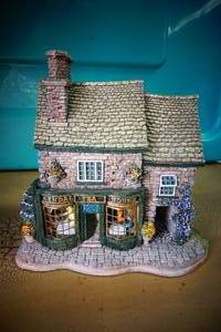 lot 36 image: Collectible Retired Large Model with DeedBox 1995 Lilliput Lane Kendall Tea House Bed & Breakfast Collection #L799
