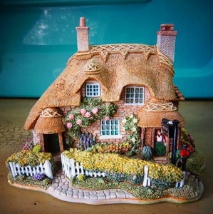 lot 37 image: Collectible Retired Large Model with DeedBox Lilliput Lane Y walkers Rest Bed & Breakfast Collection #L2193