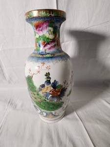 lot 41 image: Mid 20th Century Vintage Porcelain Vase