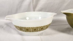 lot 46 image: Vintage Pyrex Bowls - Set of Two