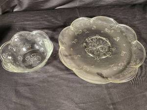 lot 57 image: Vintage Press Glass Chip and SalsaVegetable and Dip Tray
