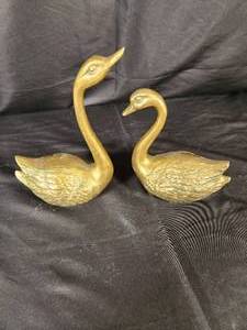 lot 70 image: Vintage Brass Mother and Baby Swan Paperweights