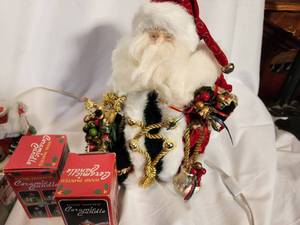 lot 169 image: Variety of Christmas Decor