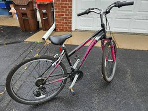 lot 172 image: Schwinn 26 Womens Bike (Like New)