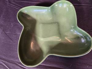 lot 199 image: Vintage Red Wing Pottery Serving Dish in Avocado Green