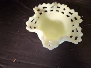 lot 218 image: Fenton Art Uranium Glowing Glass Custard Basket Weave Bowl