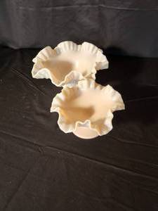 lot 219 image: Vintage Fenton Hobnail Milk Glass Bowls