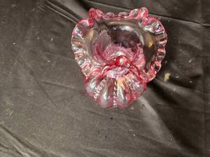 lot 221 image: Pink Carnival Glass Vase