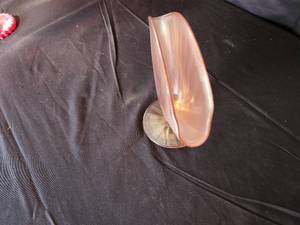 lot 231 image: Vintage Fenton Pink Iridescent Glass Vase