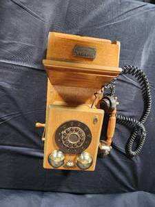lot 252 image: Vintage Thomas Collectors Edition Wall Telephone