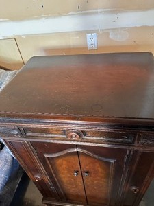 lot 3 image: Vintage Victrola Credenza