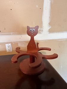 lot 7 image: Wood Cat Shaped 3-Bowl HolderFeeder Stand