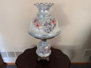 lot 16 image: Vintage Gone with the Wind Electric Lamp with Blue and Pink Floral Design