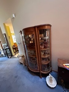 lot 24 image: Stunning Curved Glass Curio Cabinet with Locking Door and Key