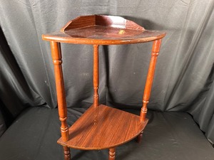 lot 111 image: Vintage Corner Shelf