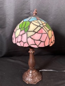 lot 115 image: Stain Glass Tiffany Style Lamp