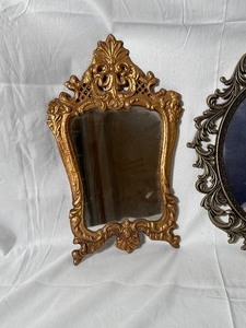 lot 121 image: Variety of Vintage Oval Small Frames