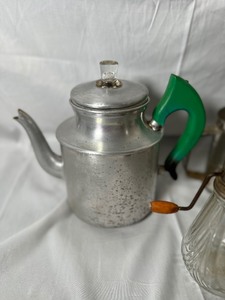 lot 124 image: Variety of Vintage Kitchen Tools
