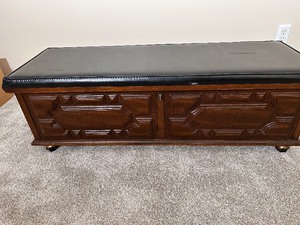 lot 137 image: Lane Cedar Lined Chest