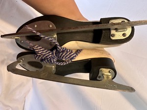 lot 155 image: Vintage Ice Skates - Size 7
