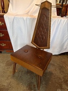 lot 160 image: Gentlemens Dressing Chair