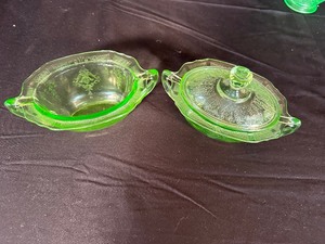 lot 187 image: Vintage Uranium Green Glowing Glass Bowls