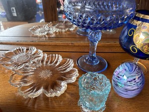 lot 225 image: Variety of Colored Crystal Pieces