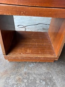 lot 253 image: Mid Century Modern End Table with Drawer