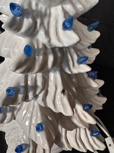 lot 276 image: Vintage White Ceramic Christmas Tree with Base and Blue Lights
