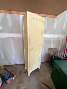 lot 107 image: Vintage Cupboard Painted in Butter Yellow with 5 Shelves