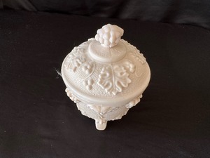 lot 132 image: Vintage Jeannette Glass Candy Dish - Shell Pink Milk Glass - 5-34