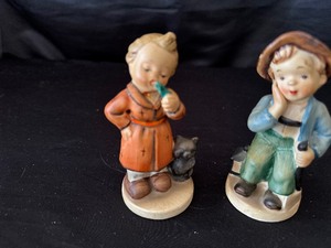 lot 138 image: Vintage Napco Tired Ceramic Boy and Bedtime Figurine