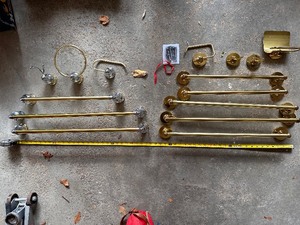 lot 152 image: Variety of Towel Holders