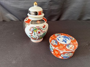 lot 164 image: Vintage Imari Ware Japanese Porcelain Ginger Jar and Trinket Lidded Box