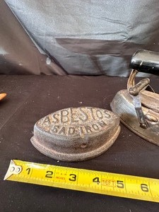 lot 187 image: Vintage Antique Sad Irons