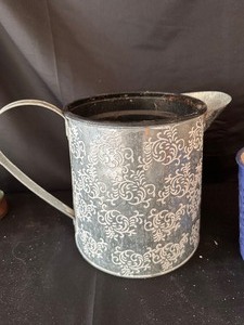 lot 200 image: Watering Gan and Planter