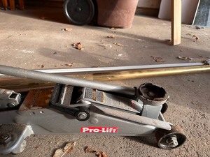 lot 212 image: Pro-Lift Car Jack